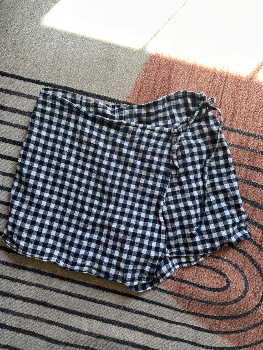 Old Navy Navy Blue & White Gingham Women's Wrap Shorts
